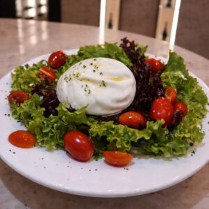 Salada Verde com Burrata Cereja