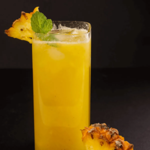 Copo de suco Abacaxi com hortelã